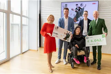 Zu Blogartikel 'Spende für RollOn Austria: WIFI sammelt beim Ball der Wirtschaft über 6.000€ | WIFI Blog' wechseln