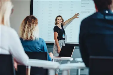 Zu Blogartikel 'Rhetorik-Akademie: Überzeugend auftreten im Beruf | WIFI Tirol' wechseln